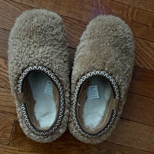 UGG Cozy Tan Fuzzy Slippers kids size 1